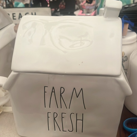 Rae Dunn BNWT FARM fresh with insulated lid and side designs 8.5βx 7 Apx.ππ€ - Picture 2 of 5